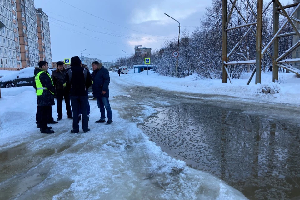 Проблему с дорогами, водой и лужами надо решать как можно скорее. Фото: vk.com/zato_alexandrovsk