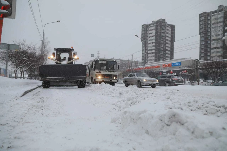После снегопада неудобно и водителям, и пешеходам
