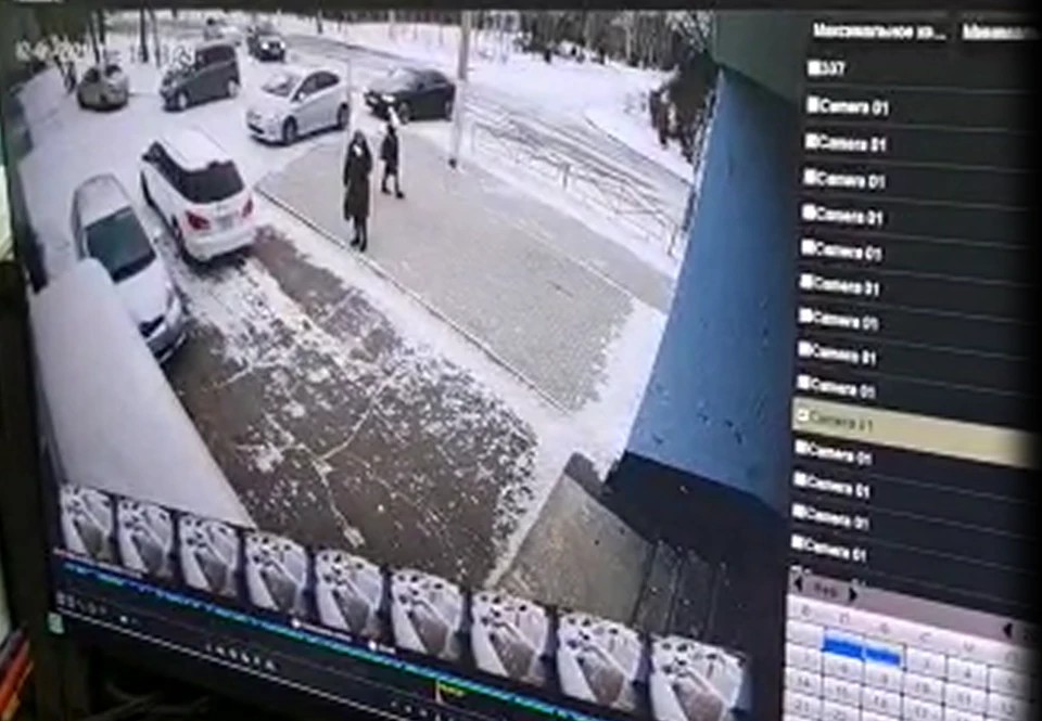 Черный автомобиль подъехал к школе и водитель, находившийся внутри, окликнул гуляющую снаружи девочку. Фото: скриншот видео с камеры видеонаблюдаения