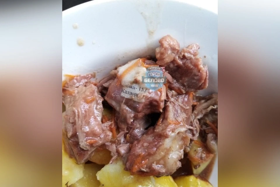 Мясо с бумагой подали школьникам на обед в Кузбассе. ФОТО: vk.com, "Типичное Белово"