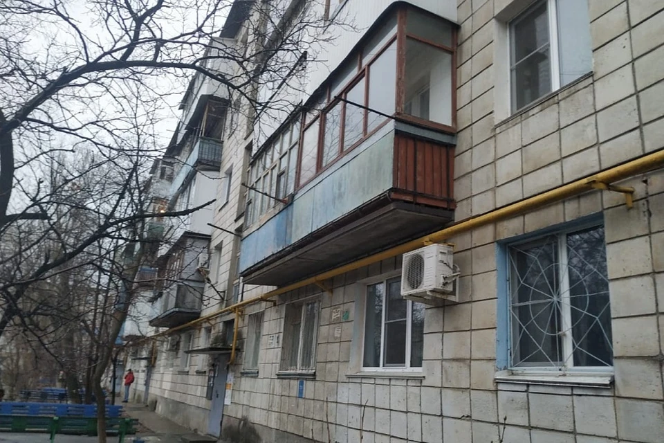 Незакрытые двери и разбитые окна не сохраняют в доме тепло. Фото: АВО
