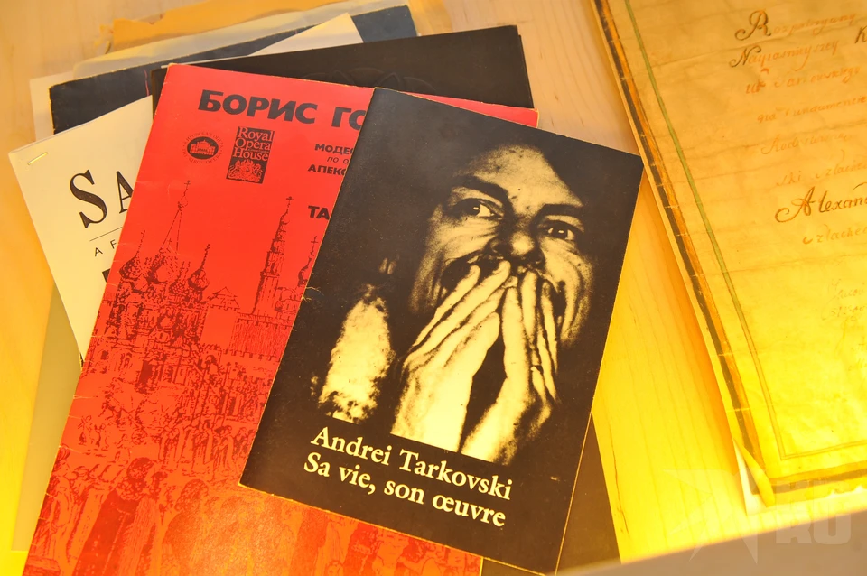 Экспонаты на ретроспективной выставке к 80-летию Андрея Тарковского.