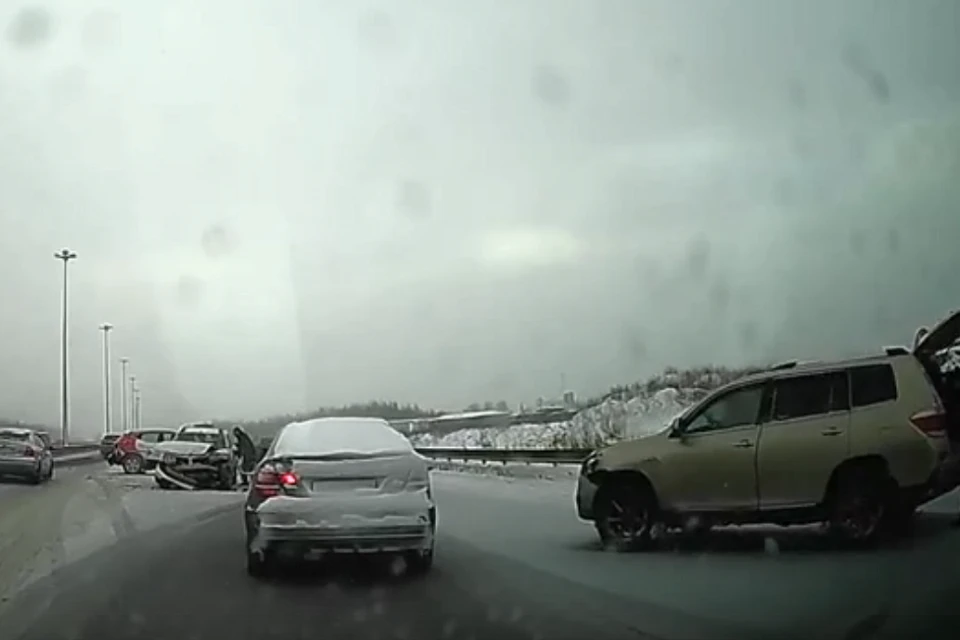 Пять автомобилей столкнулись на КАД утром 6 февраля. Фото: vk.com/spb_today