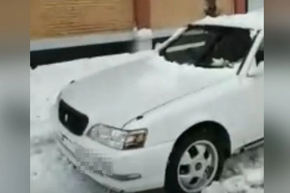 Мужчина ждал приезда полицейских. Фото: скриншот из видео Новосибирской службы эвакуации «АСТ-54».