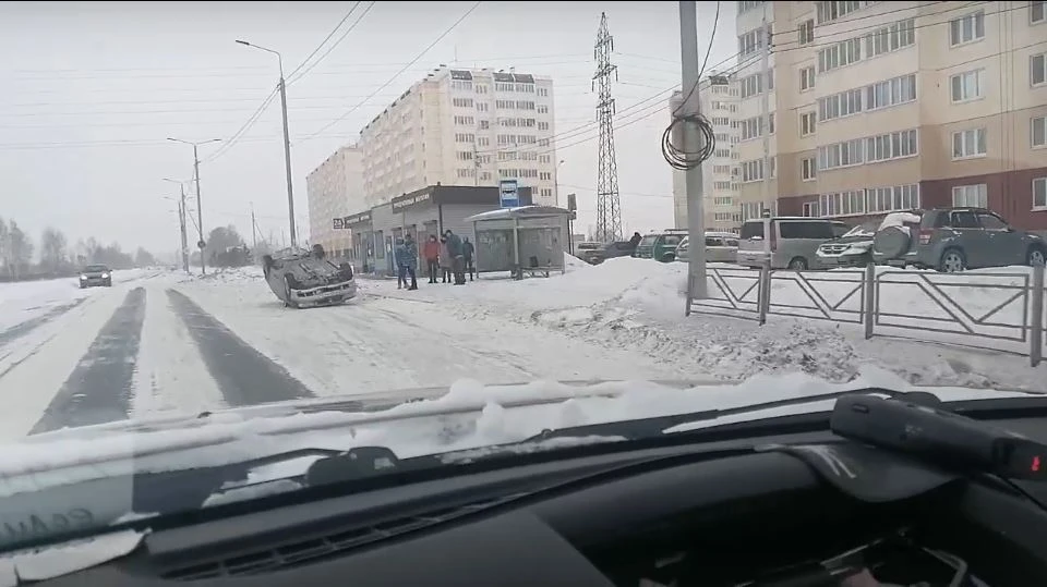 Легковушк перевернулась прямо на остановке.