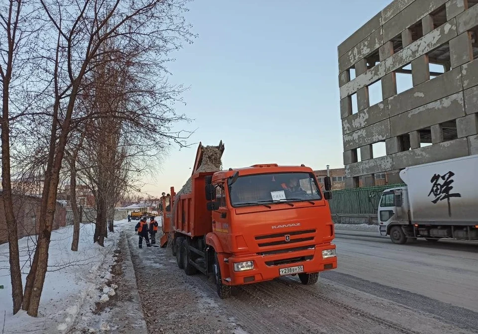 В Омске продолжат вывозить снег с улиц. Фото: пресс-служба администрации Омска