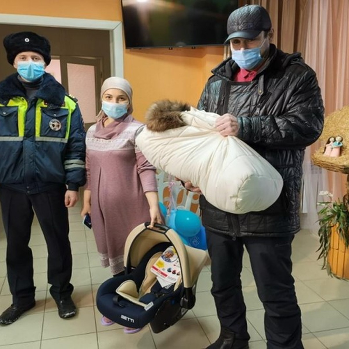 Полицейские из Нового Уренгоя помогли беременной женщине добраться до  роддома - KP.RU