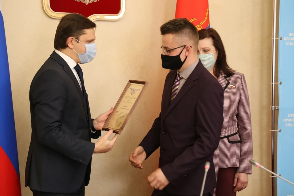 Орловский губернатор наградил пять молодых ученых стипендиями. Фото пресс-службы Правительства Орловской области