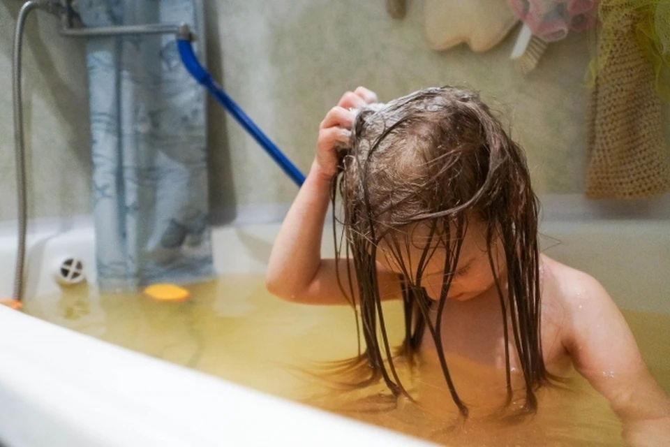 После школы в ванной. Мытье головы. Девочка моется. Мыться. Купание девочек в ванной.