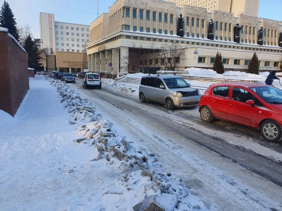 В последние недели в снегу утопали даже дороги рядом с центром, что уж говорить об улочках на окраине Омска