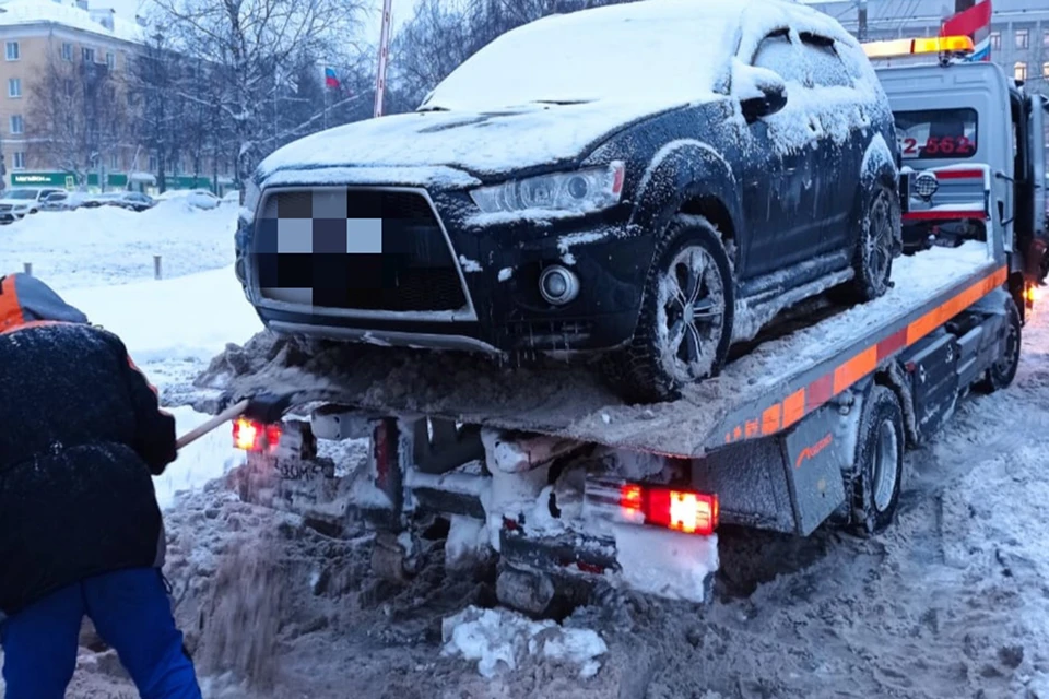 Приставы раскидали снег, чтобы эвакуатор смог забрать арестованную машину. Фото: пресс-служба УФССП по Кировской области