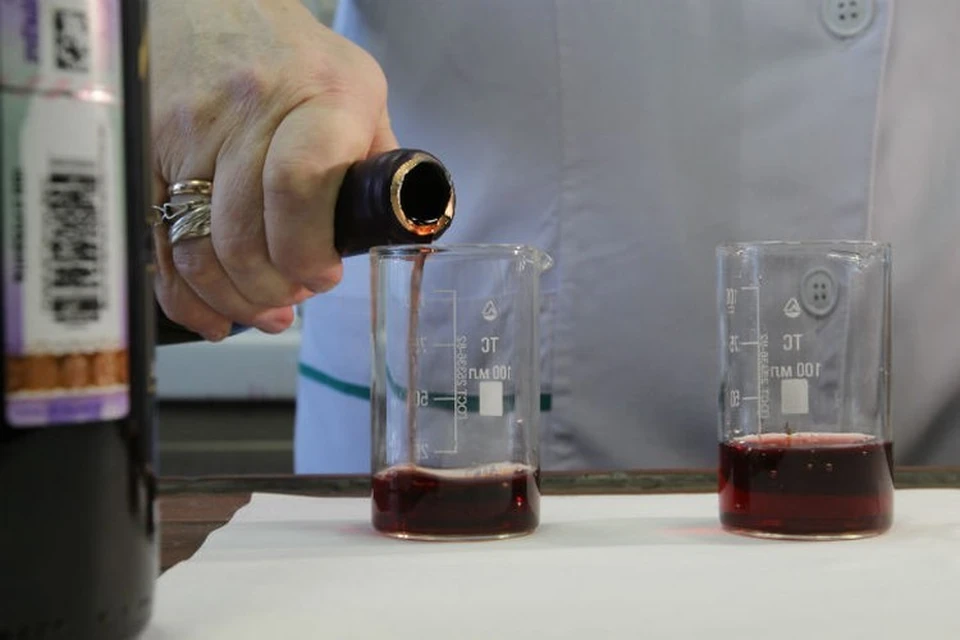 Сто пятилитровых канистр были доставлены в помещение бывшего магазина по улице Орджоникидзе в Сыктывкаре.