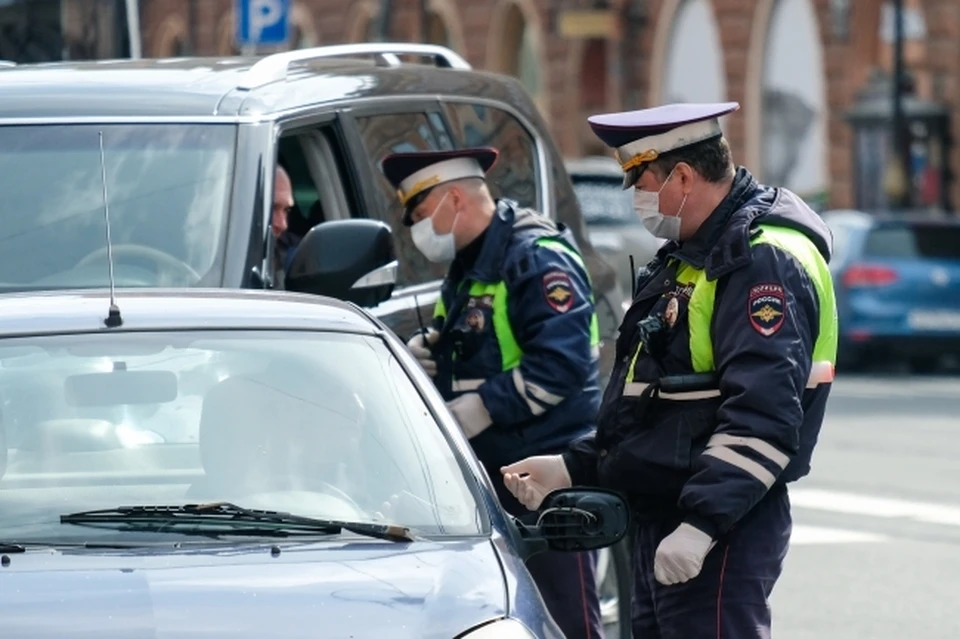 Полицейские выясняют детали аварии, произошедшей на трассе в Ростовской области