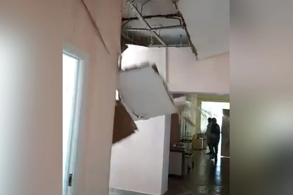 Потолок едва не рухнул на сотрудников роддома. Фото: кадр с видео