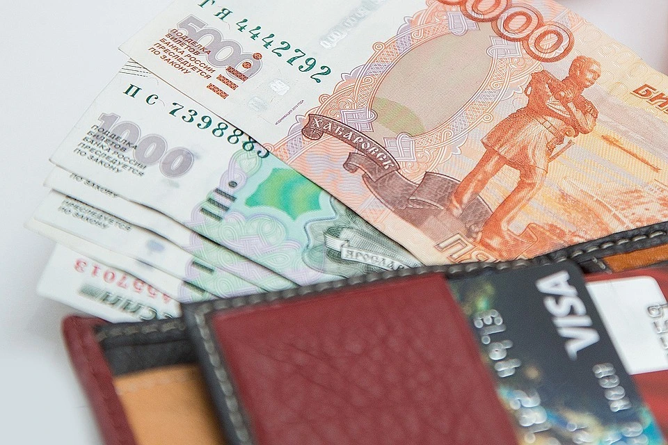 Эксперты считают ошибкой скупать доллары и технику при падении рубля.