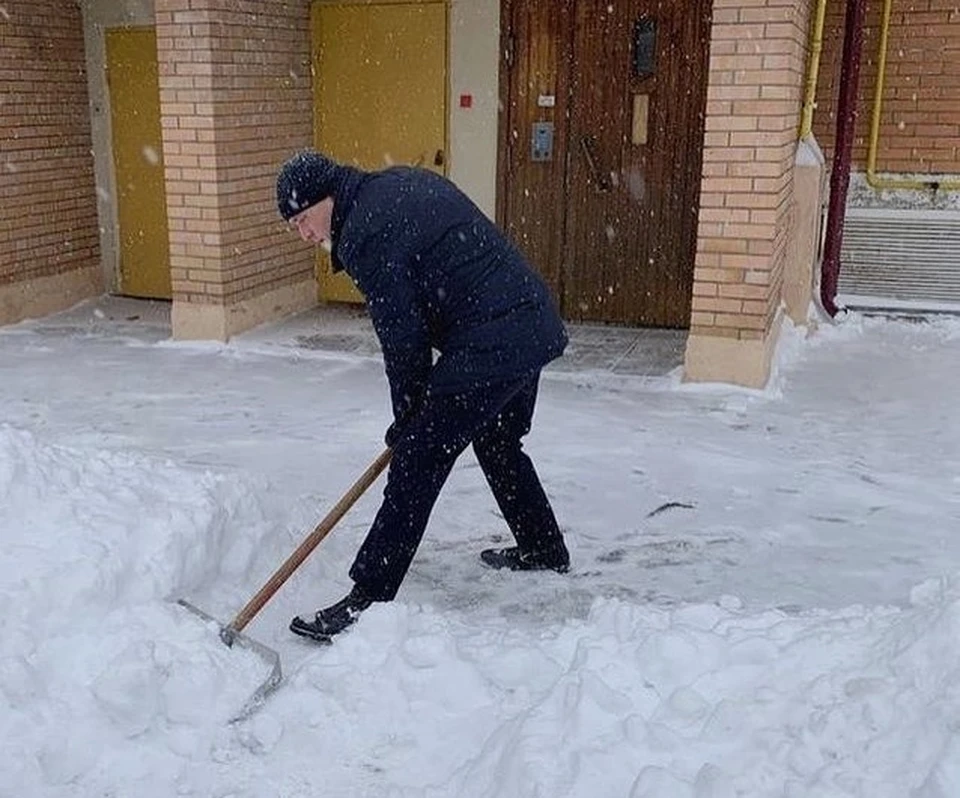 Погода заставила мэра взяться за лопату. Фото: instagram.com/parakhin_yuri