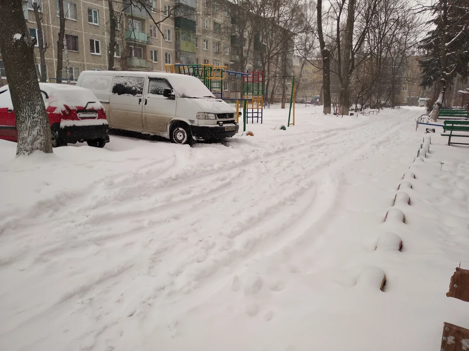 Во дворах еще много снега