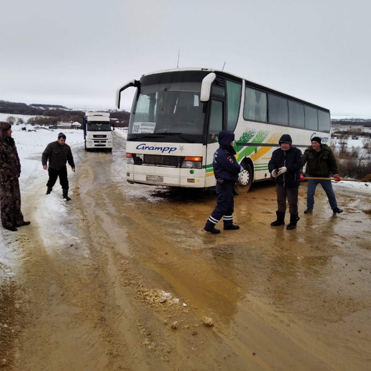 На обледенелой трассе в Воронежской области занесло междугородный автобус -  KP.RU