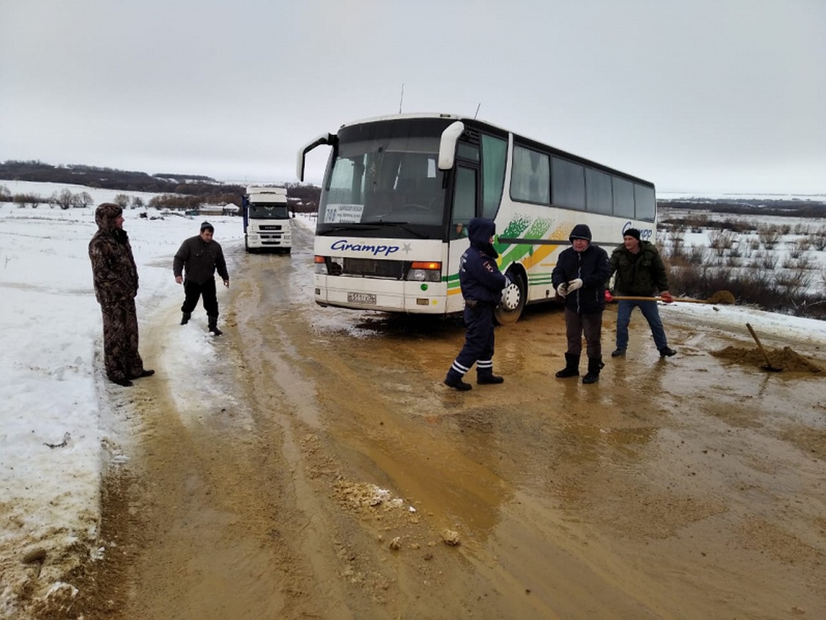 На обледенелой трассе в Воронежской области занесло междугородный автобус -  KP.RU