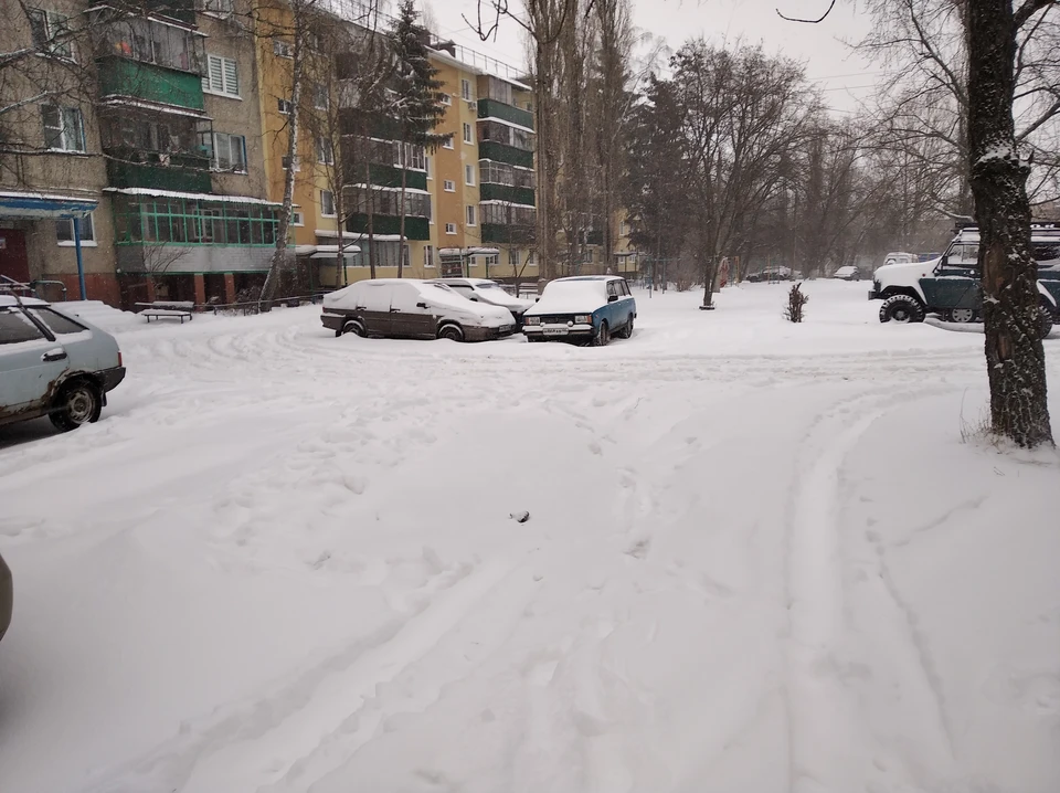 Дворы на окраинах засыпаны снегом