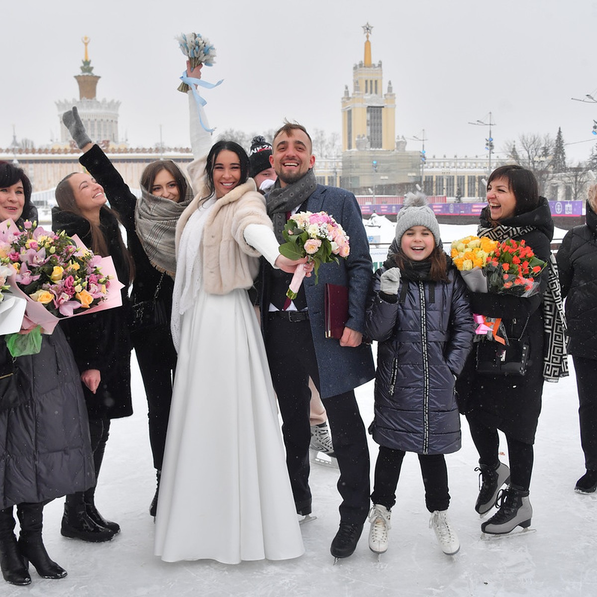 В белом платье и на коньках: как прошла первая свадьба на катке ВДНХ - KP.RU