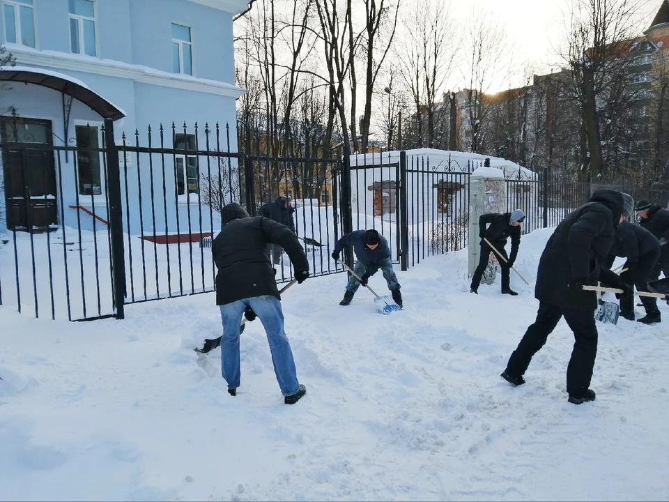 Смоленские чиновники вышли на уборку улиц. Фото: паблик "Смоленск" ВКонтакте.