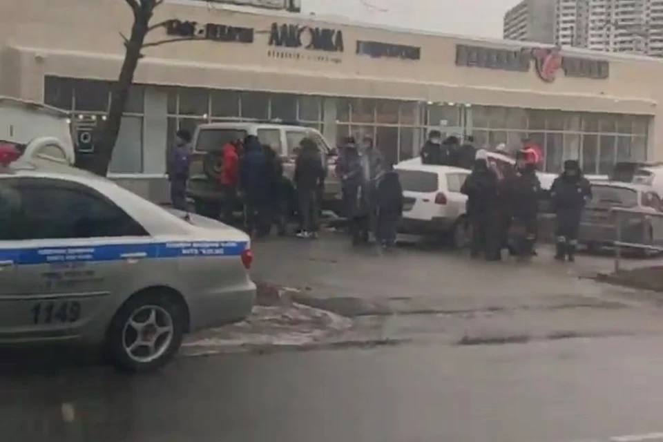 Во Владивостоке водитель избил двух подростков, решивших посидеть в чужой машине. Скриншот видео: instagram.com/dpskontrol125rus