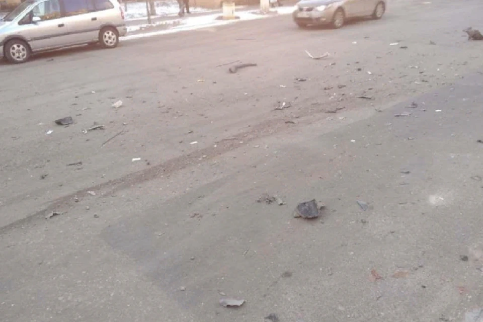 Осколки и части от взорвавшегося авто отлетели на десятки метров. Фото: t.me/neoficialniybezsonov