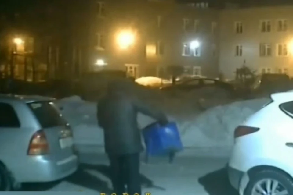 Схватив урну, мужчина поспешил скрыться. Фото: Кадр из видео