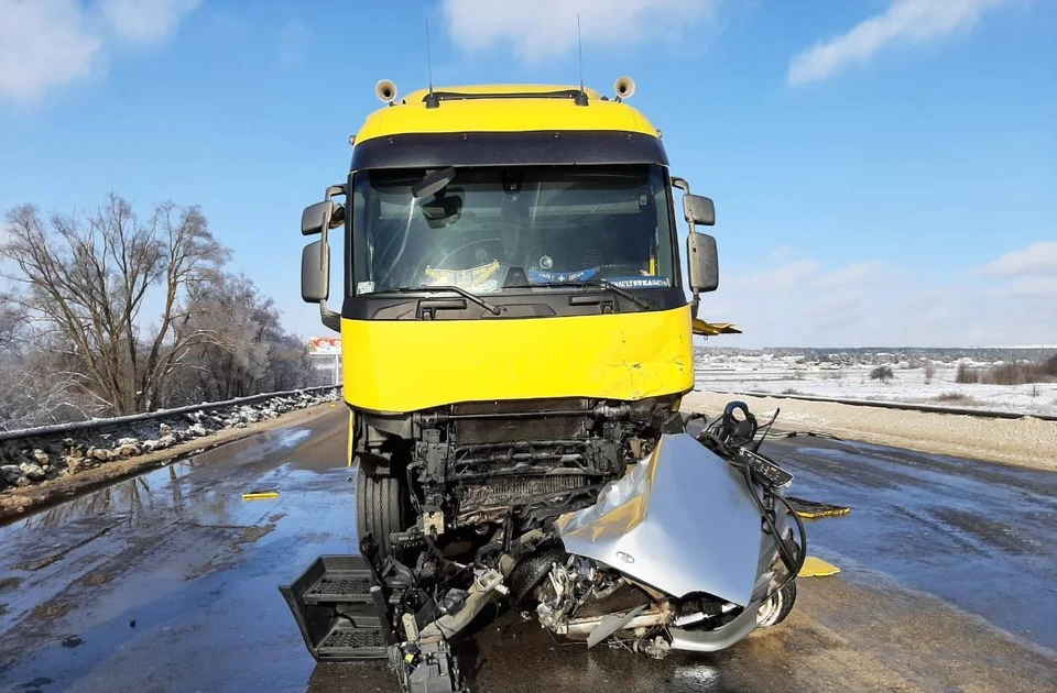 Автомобиль попал под грузовой тягач «Рено» под управлением 41-летнего водителя