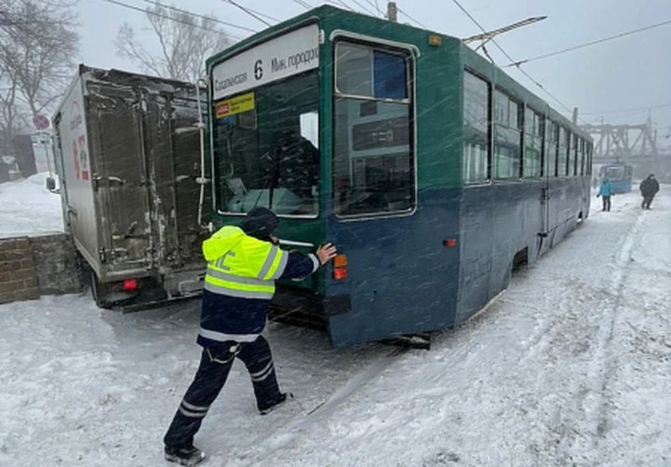 Грузовик скатился прямо на рельсы. Фото: пресс-служба ОГИБДД УМВД России по Владивостоку