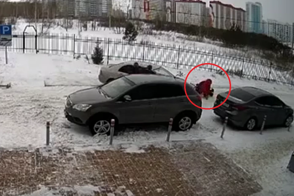 Видно, как к женщине подбежал прохожий, чтобы помочь. Фото:скрин видео.