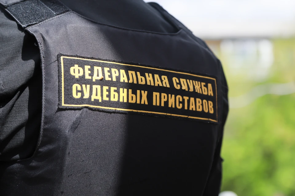 Пристав не рассказал о возникшем конфликте интересов своему начальству, а просто воспользовался служебным положением