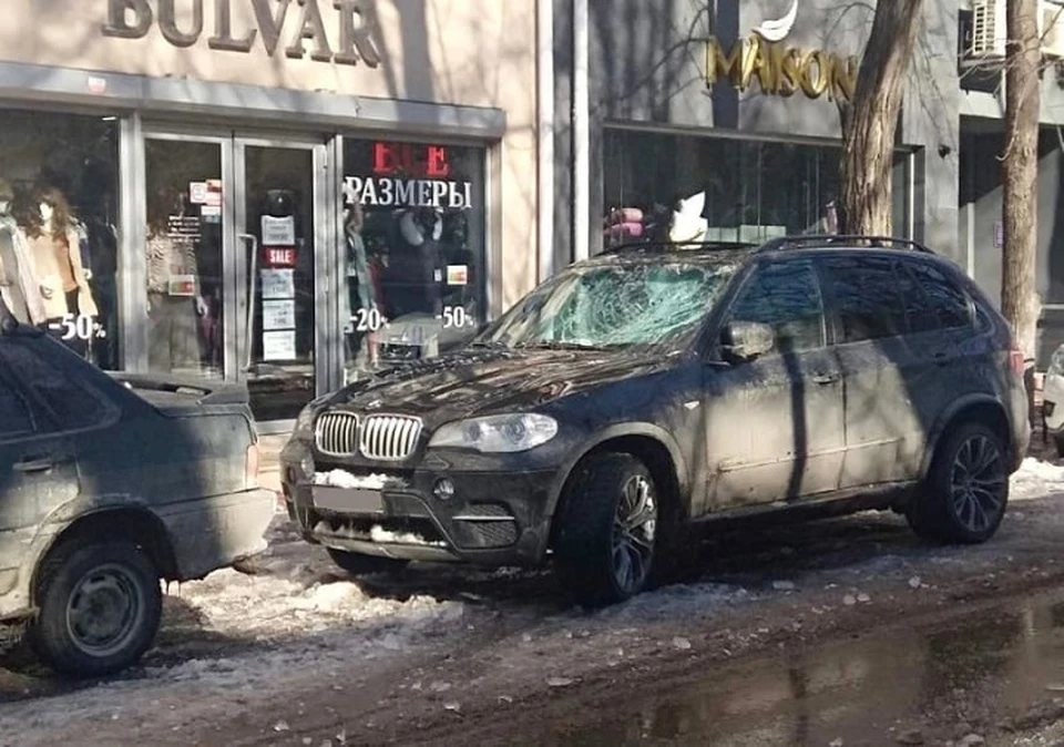 Скорее всего сосулька весила больше 5 килограммов. Фото: AMS Simferopol/Telegram