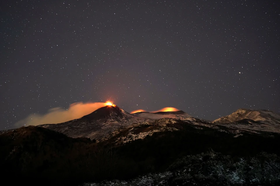 Извержение вулкана Этна произошло на Сицилии