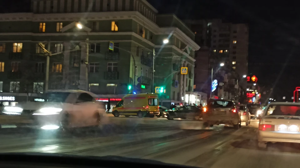 Движение автомобилей из-за аварии было затруднено