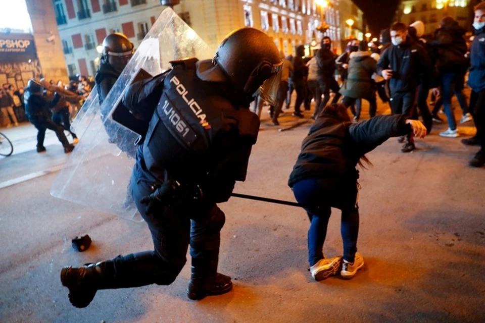 Акция протеста в центре Мадрида переросла в беспорядки и стычки с полицией