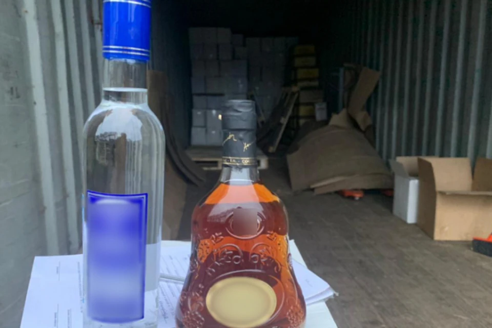 Задержаны бутлегеры, хранившие 12 тысяч бутылок контрафактной водки в Иркутске