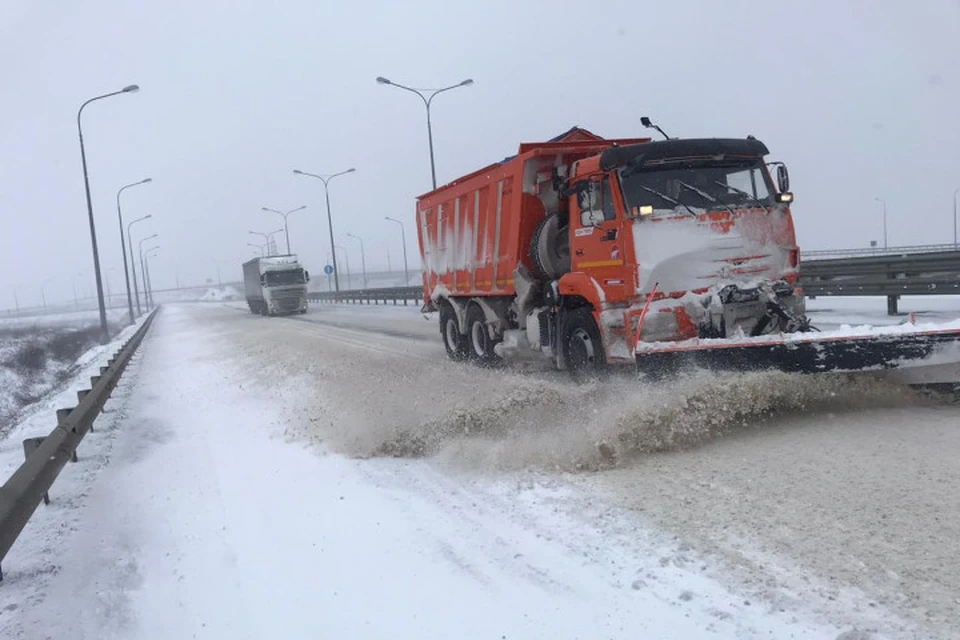 Крымский мост занесло снегом. Фото: Упрдор "Тамань"