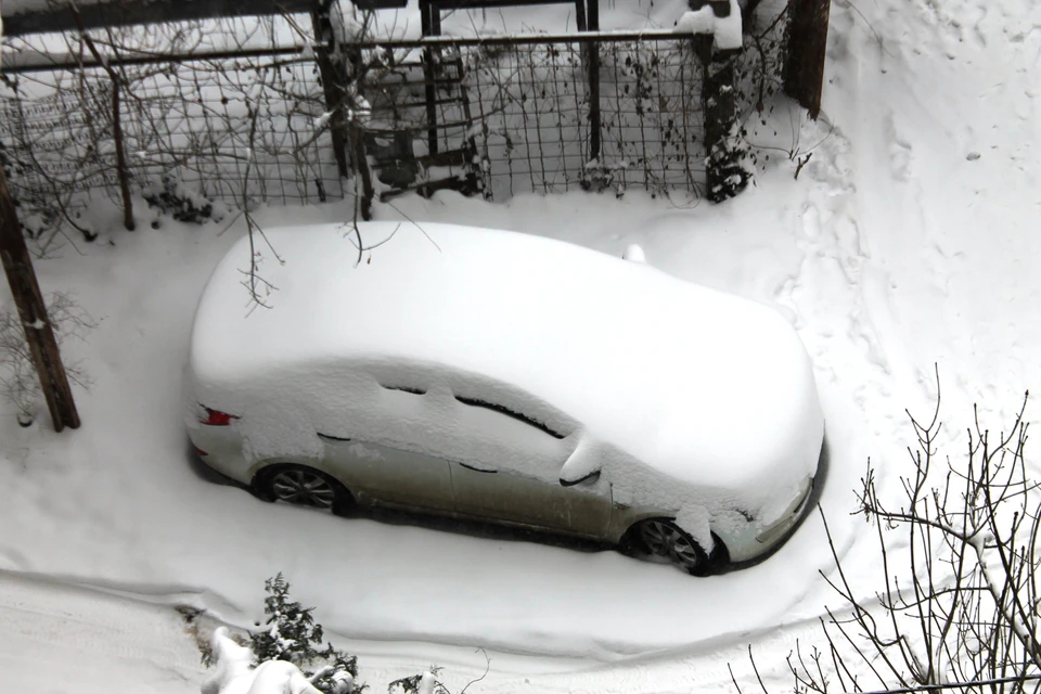 Машины во дворах кубанцев исчезли под огромным слоем снега.
