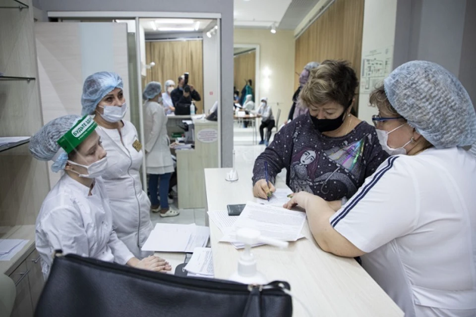 Желающим получить вакцину придется заполнить анкету. Фото: пресс-служба ростовской мэрии.