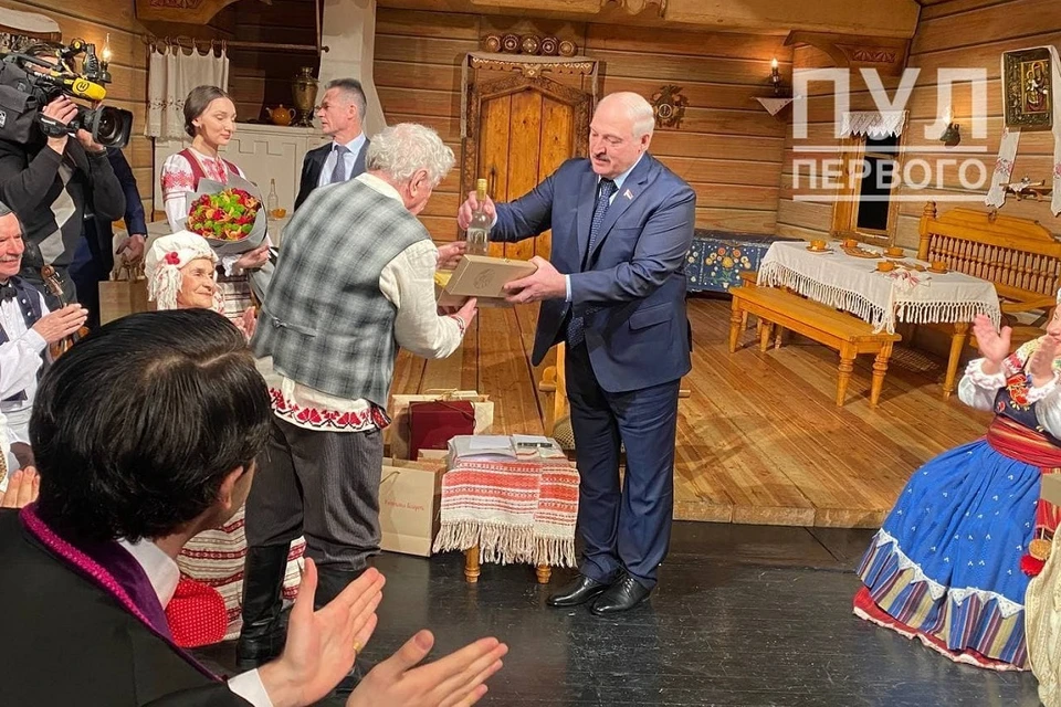 Лукашенко подарил купаловцам после спектакля подарки. Фото: "Пул Первого".