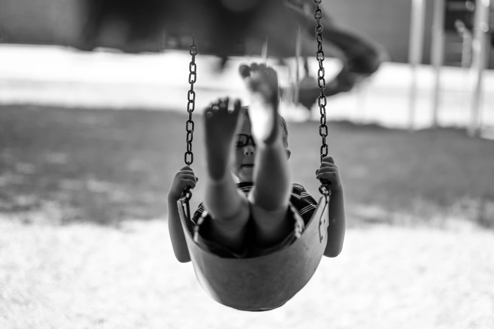 Качели отлетели вместе с перекладиной.