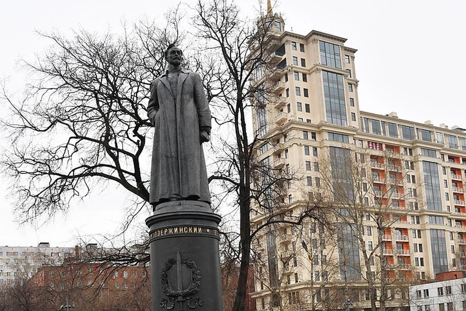 С просьбой вернуть памятник Дзержинскому на Лубянскую площадь выступили известные писатели и блогеры.