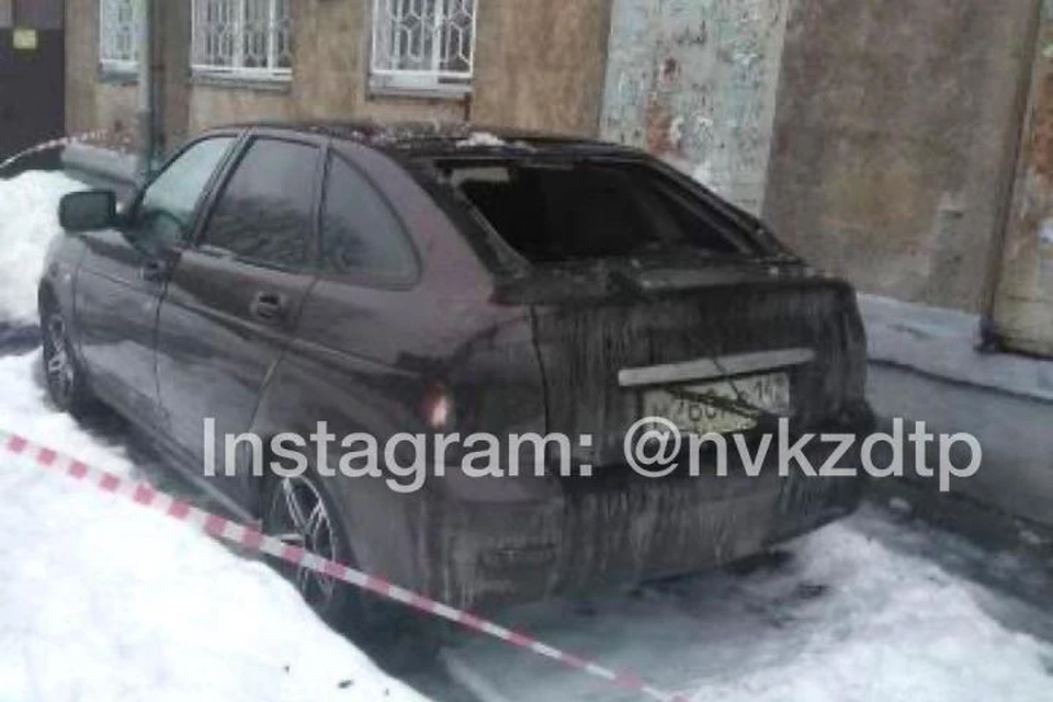 Глыба льда упала с крыши на автомобиль в Новокузнецке. ФОТО: инстаграм "ЧП ДТП Новокузнецк"