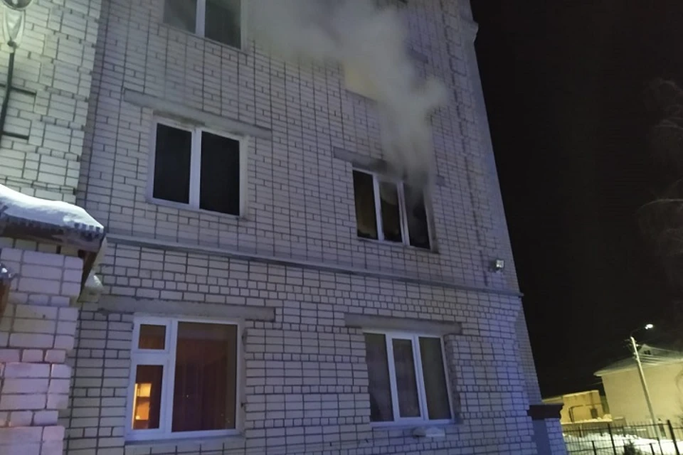 Пожар возник в трехкомнатной квартире на втором этаже.