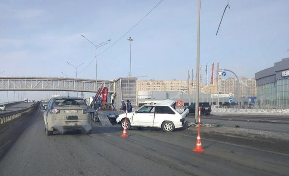 На улице Федюнинского в Тюмени молодой человек на «Ладе» влетел в столб.