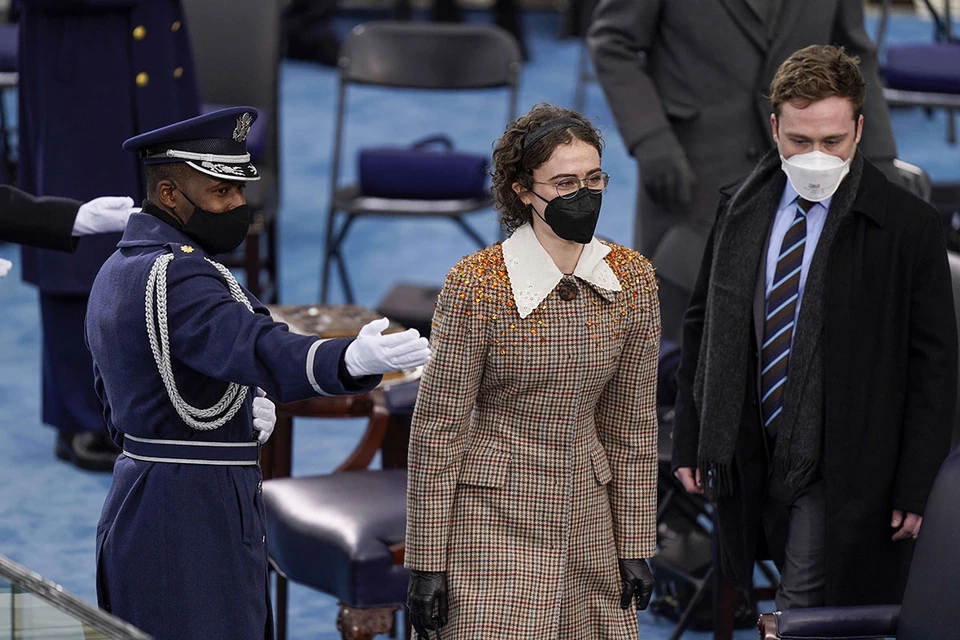 Впервые 22-летняя Элла Эмхофф появилась на публике во время инаугурации президента Соединенных Штатов Джо Байдена.