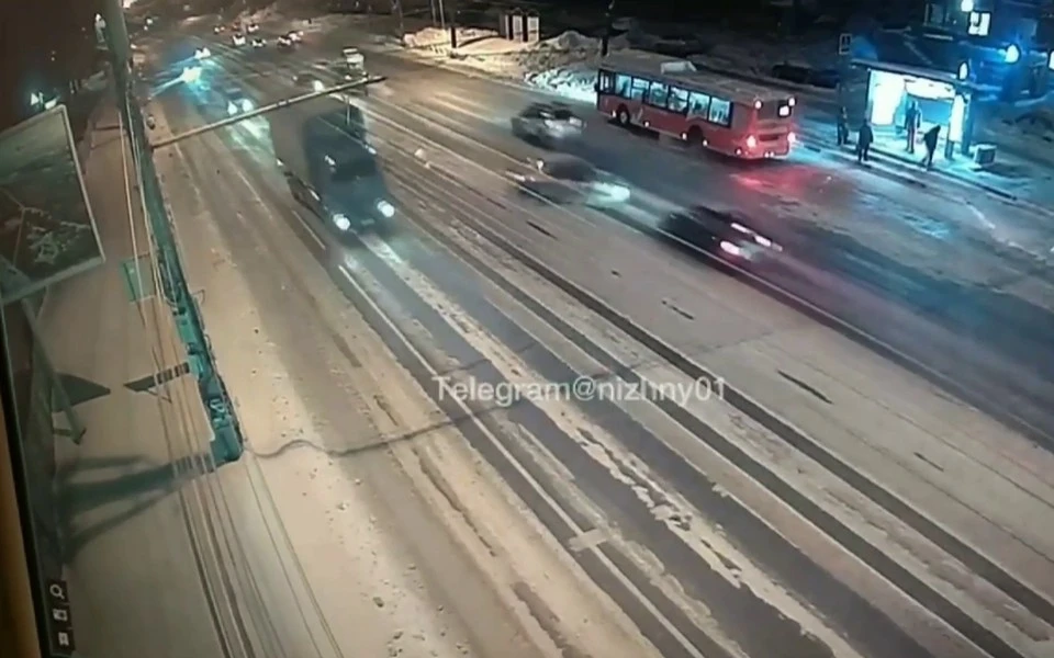 В момент столкновения машин на проспекте Гагарина на дороге обнаружили снежный накат. Фото: Телеграм-канал "Нижний №1"