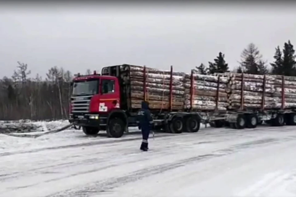 Полицейские спасли водителя фуры из снежного плена на трассе под Братском